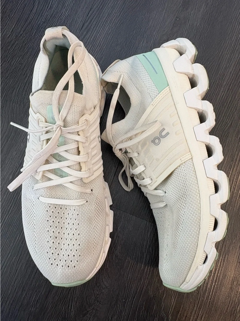 On Running Cloud Running Shoe in White with Mint Accents women’s 10.5 - Picture 2 of 15
